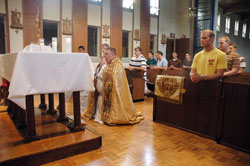 Father Robert Robeson, center, leads seminarians at Bishop Simon Bruté College Seminary in Indianapolis in eucharistic adoration on Aug. 21, 2008, at the seminary’s chapel. Father Robeson is the rector of the seminary. (File photo by Mary Ann Wyand)