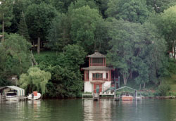 More modest lake cottages are mixed among huge mansions on scenic Lake Minnetonka in Minnesota, which has been a popular summer resort near St. Paul and Minneapolis since the late 1800s. (Submitted photo by Ed and Cynthia Dewes)